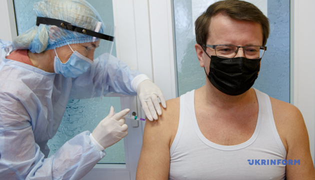 Голова Закарпатської ОДА і мер Франківська вакцинувалися від коронавірусу