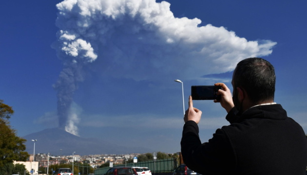 Вулкан Етна викинув стовп попелу на 12 кілометрів