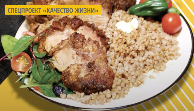 Бедро индейки в специях с гречневой крупой от бренд-шефа МХП Алекса Юсупова Бедро индейки в специях с гречневой крупой от бренд-шефа МХП Алекса Юсупова