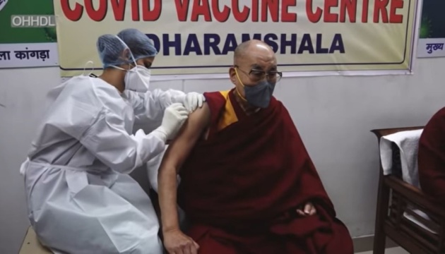 Далай-лама зробив щеплення від коронавірусу