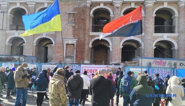 У Києві акція на захист Гостиного двору зібрала близько сотні осіб