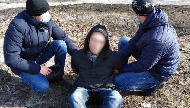 В Сумах задержали мужчину, угрожавшего взорвать отделение полиции В Сумах задержали мужчину, угрожавшего взорвать отделение полиции