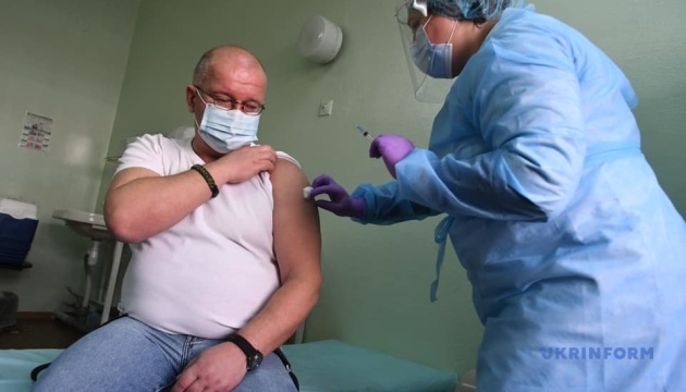 Más de 17,9 mil personas han sido vacunadas contra la COVID-19 en Ucrania