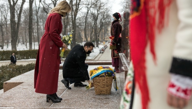 La pareja presidencial honra la memoria de Tarás Shevchenko