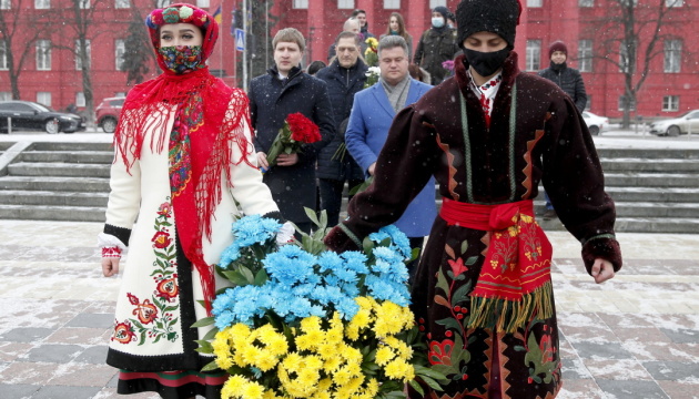 У Києві відзначають 207 річницю від дня народження Тараса Шевченка