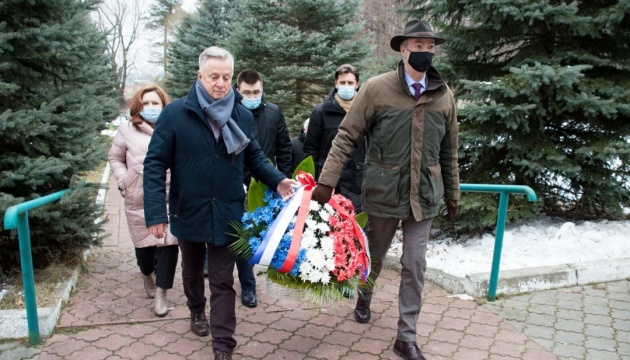Посол Франції вшанував пам’ять загиблих співвітчизників під час Другої світової у Раві-Руській
