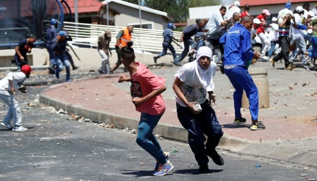 Сутички між студентами й поліцією у ПАР: є загиблий та постраждалі