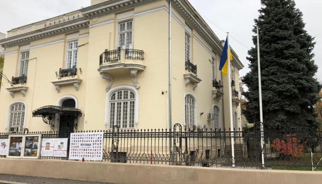 Посольство України в Румунії призупинило консульський прийом громадян
