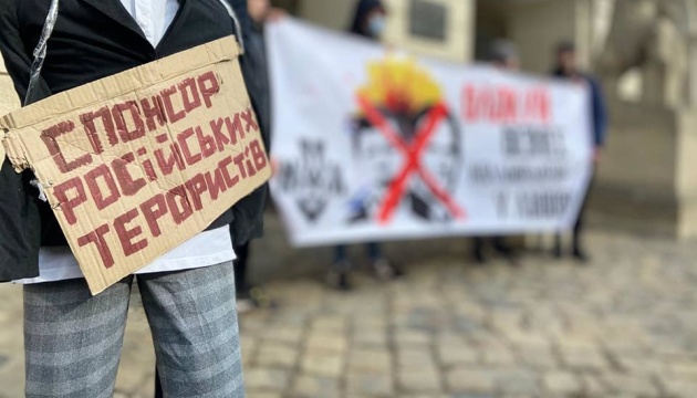 «Нацкорпус» пікетував міськраду Львова - вимагали заборонити бізнес Козака і Медведчука