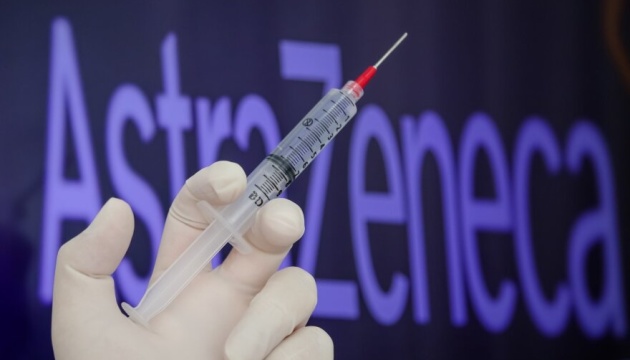 Прем'єр-міністр Франції вакцинувався AstraZeneca