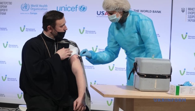 Украинские религиозные деятели вакцинировались от COVID-19