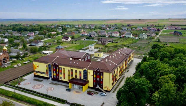 На Буковині звели сільську школу з кінотеатром та ліфтом - фото