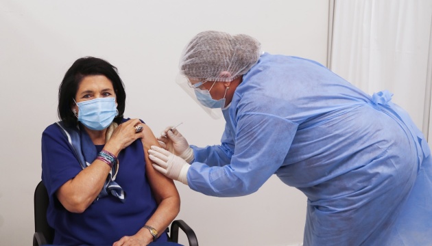 Президентка Грузії вакцинувалася AstraZeneca у прямому ефірі