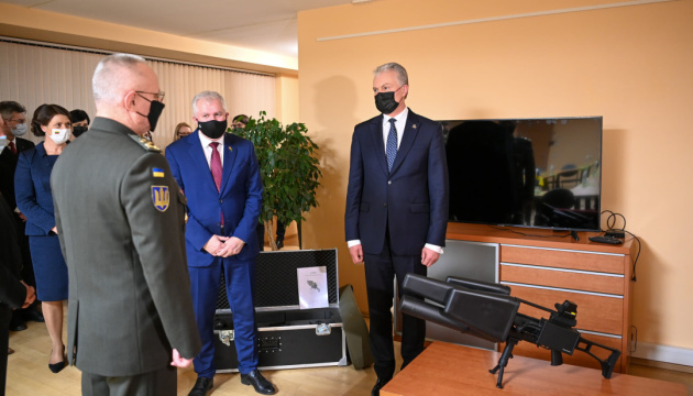 Президент Литви передав ЗСУ радіоелектронний комплекс протидії дронам