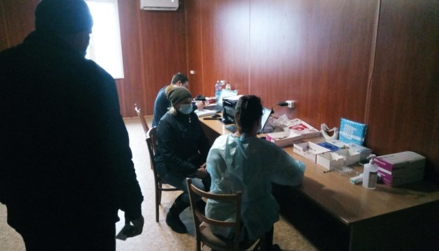 На КПВВ «Станиця Луганська» почали безкоштовне COVID-тестування