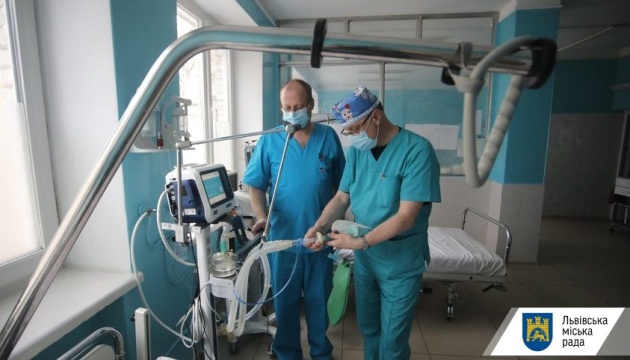 «Просимо всіх, хто має медичну освіту»: у Львові формують базу для роботи у COVID-лікарнях