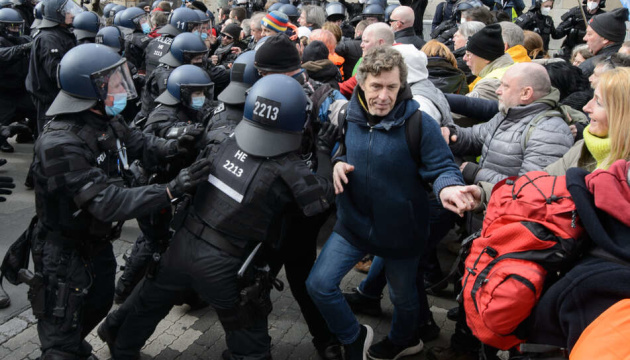У Німеччині учасники антикарантинних протестів побилися з поліцією