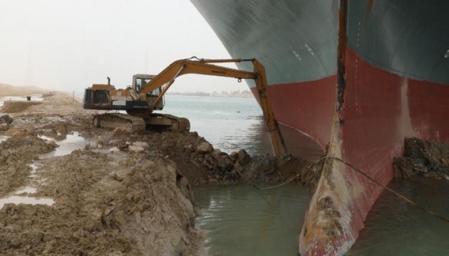 Судно, що заблокувало Суецький канал, вперше зрушило з місця