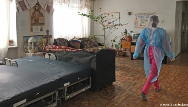 «Дивишся на знімок - а легенів майже немає»: медики Прикарпаття на ковідній передовій