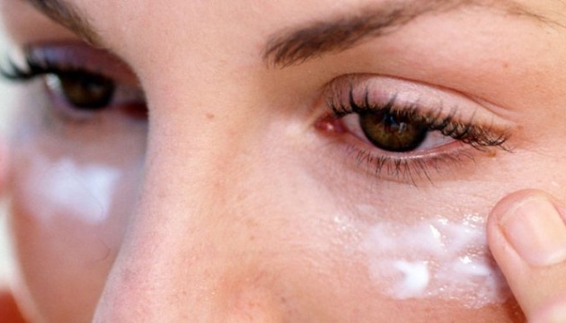 Крем навколо очей: гайд для тих, кому потрібен правильний догляд за шкірою
