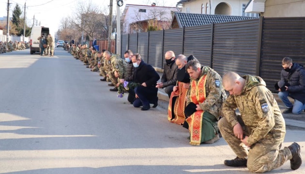 У Коломиї й Калуші оголосили жалобу за загиблими на Донеччині військовими