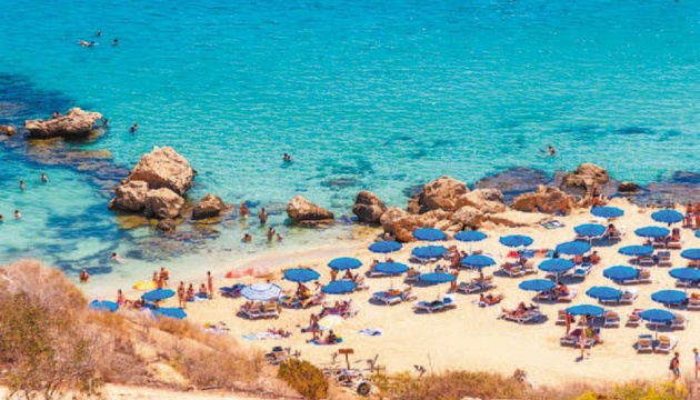 На Кіпрі туристів випускатимуть із готелів після отримання дозволу