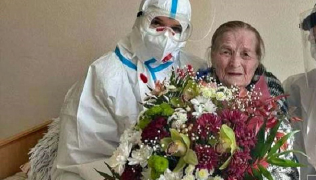 Tscherniwzi: 100-jährige Oma nach Corona aus Krankenhaus entlassen
