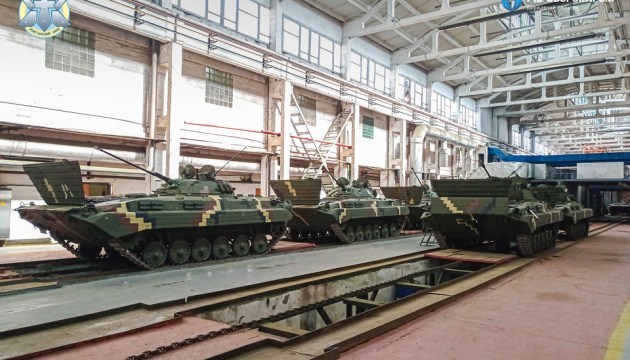 Житомирський бронетанковий відремонтував для військових п’ять БМП