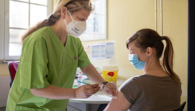 Австралія прискорила плани COVID-вакцинації через штам Омікрон
