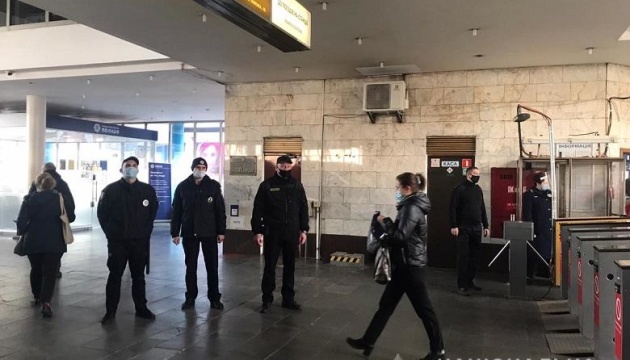 Столична поліція цьогоріч склала 875 адмінпротоколів через порушення карантину в метро