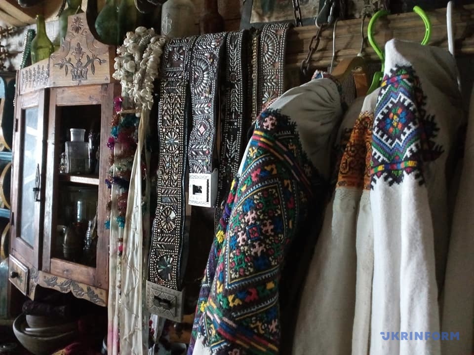 Справжні пістоль опришків та древній гуцульський одяг: чим здивує туристів музей “Альпеншток” ФОТО