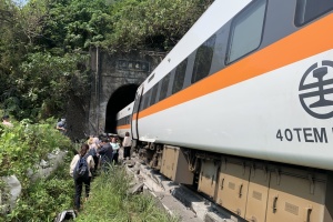 На Тайване сошел с рельсов поезд, не менее 36 погибших
