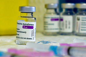 Побічних реакцій у вакцини AZ таки більше за Pfizer