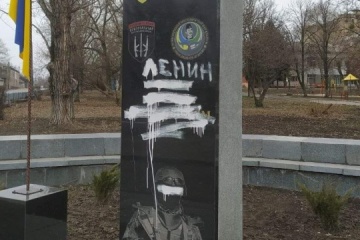 Поліція знайшла вандала, який розмалював пам’ятник Героям-добровольцям у Лисичанську
