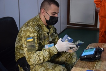 Трем российским морякам запретили въезд в Украину за незаконное посещение Крыма