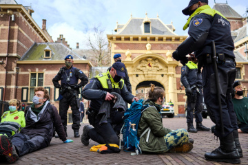 В Нидерландах разогнали климатическую акцию протеста, десятки арестованных