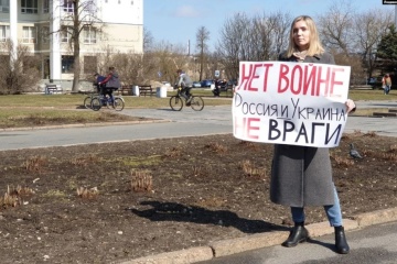Перехожі аплодували: у російському Пскові жінка вийшла на одиночний пікет з плакатом «Ні війні»