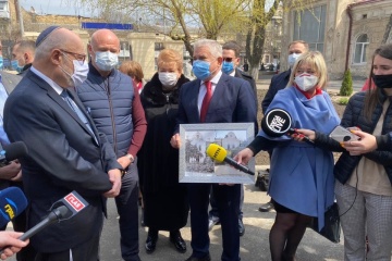 Посол Израиля открыл в Одессе мурал и часы в честь Зеева Жаботинского