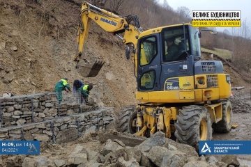 На Закарпатье горную дорогу укрепляют подпорной стенкой рекордного размера