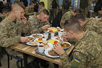 Военные стали хуже питаться. На восьмом году войны…