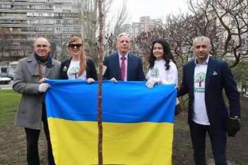 В Киеве высадили Аллею свободы слова