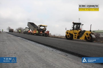 На трассе Лисичанск - Бахмут ежедневно укладывают 1,5 километра покрытия