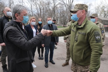 КПВВ «Счастье», госпиталь и театр: Ткаченко с иностранными журналистами посетил зону ООС