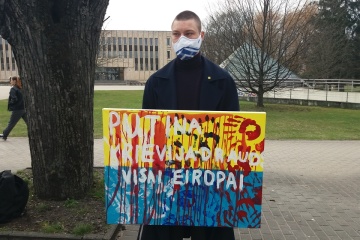 В Латвии пикетировали посольство России с требованием прекратить агрессию в отношении Украины