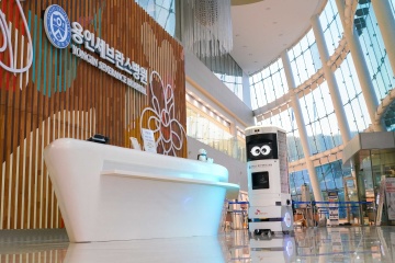 В Южной Корее представили первого в мире робота-дезинфектора с 5G