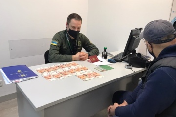 У «Борисполі» росіянин пропонував прикордонникам хабар у рублях, щоб потрапити в Україну