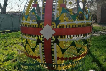 У довженківській Сосниці до Великодня виготовили великі металеві яйця