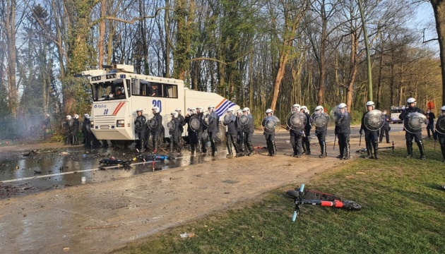 Фейковый фестиваль в «День дурака» в Брюсселе закончился столкновениями с полицией и арестами