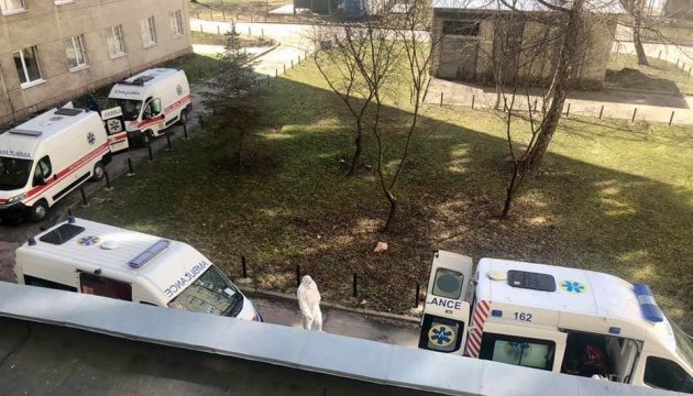 Біля лікарні у Львові утворилася черга із «швидких» з COVID-пацієнтами