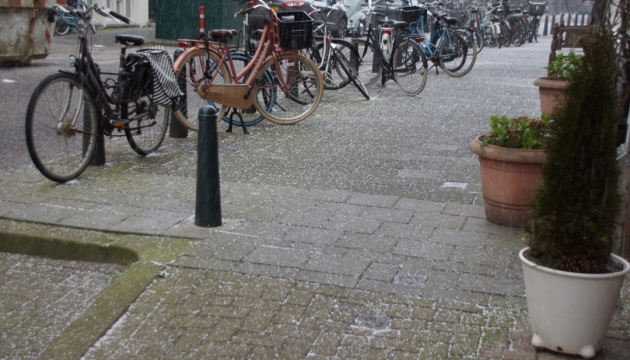 У Нідерландах на Великдень пішов сніг